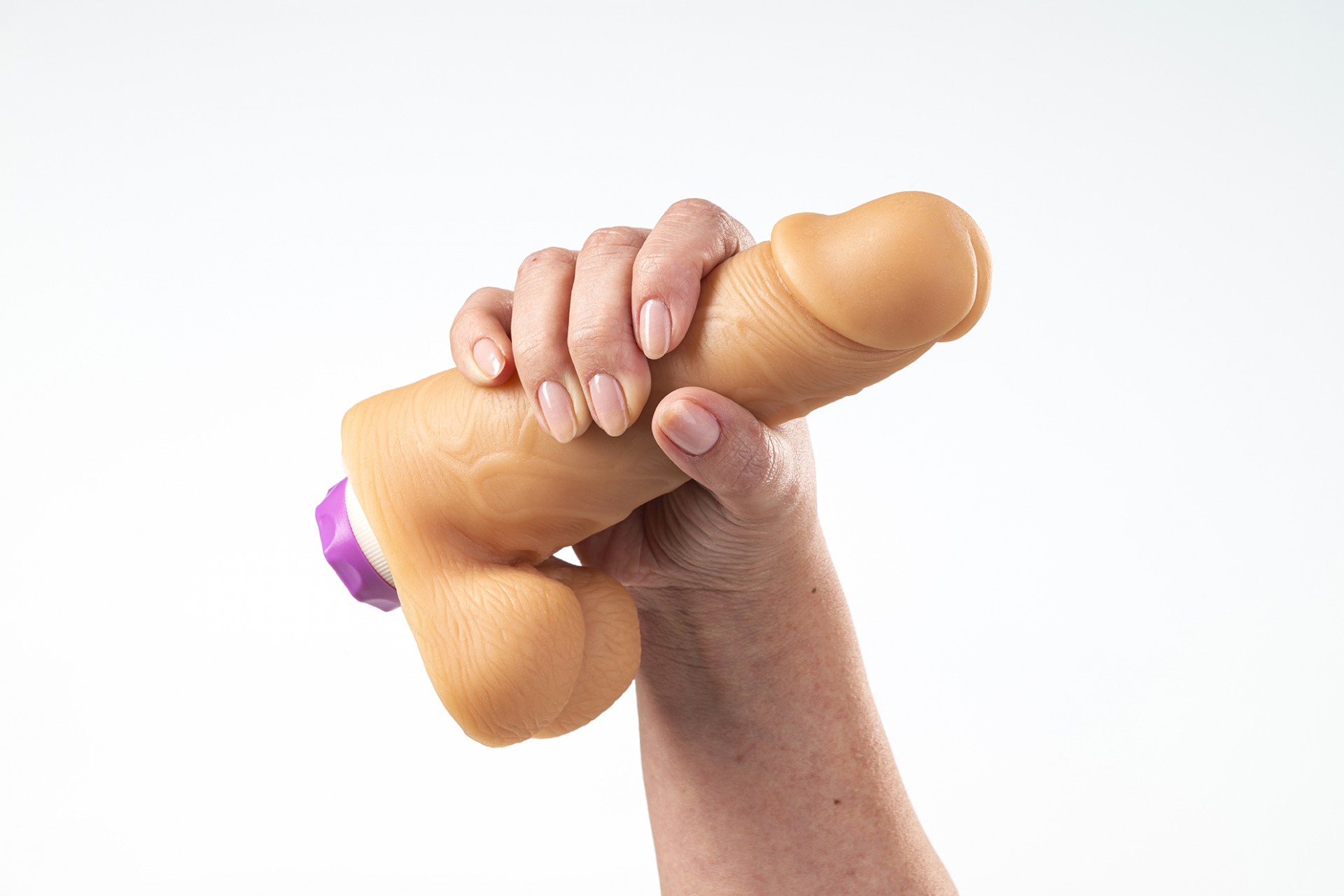 Pênis Realístico com Escroto e Vibro - 18cm X 4,4cm